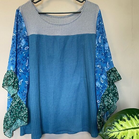Tops - Women’s Flowy Blue and Green Blouse *No brand or size tags.